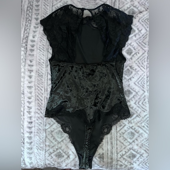 VICTORIA’S SECRET black velvet lace bodysuit size MEDIUM - Picture 3 of 4